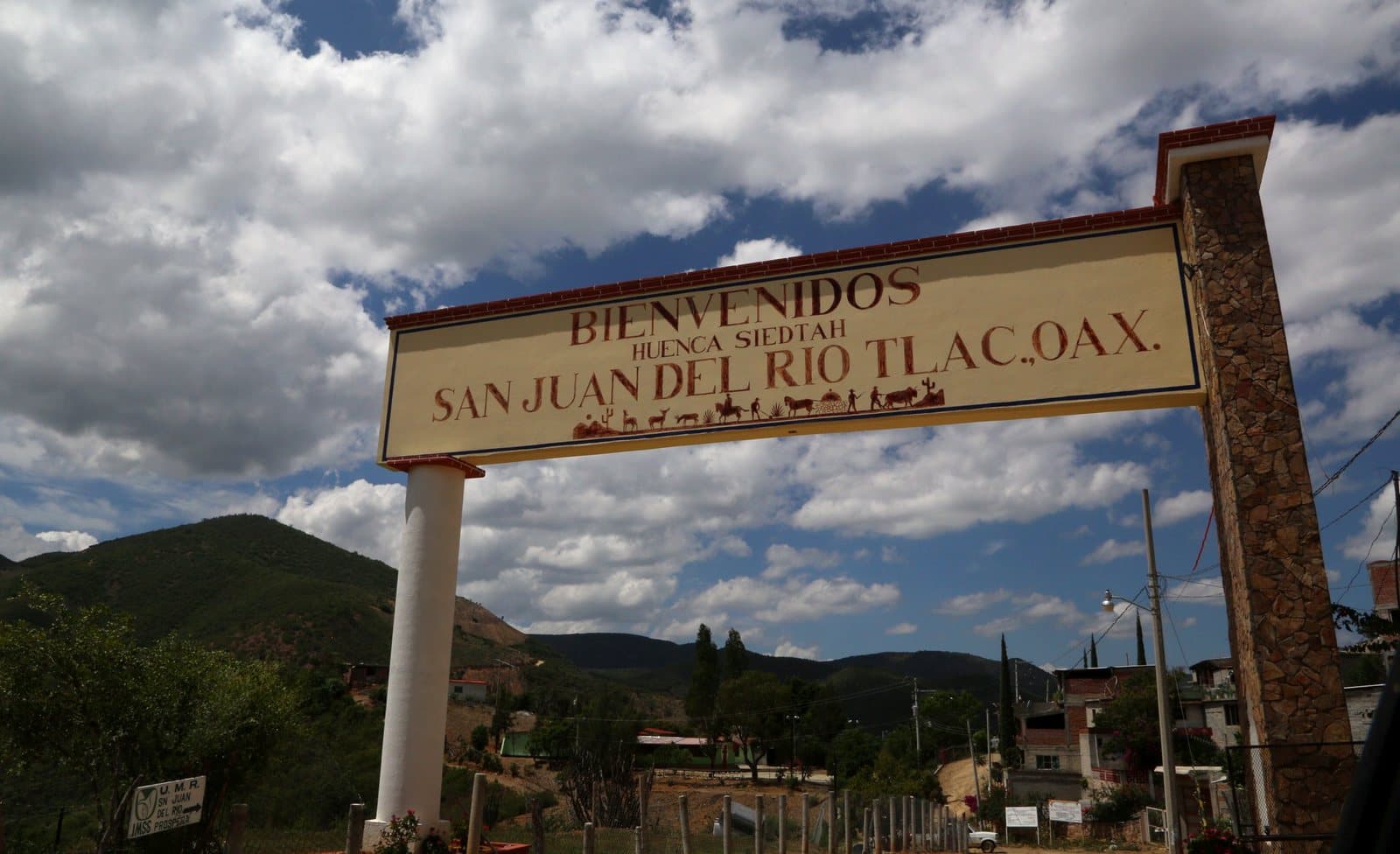 Welcome arch reading “Bienvenidos, San Juan del Río, Tlac., Oax.”